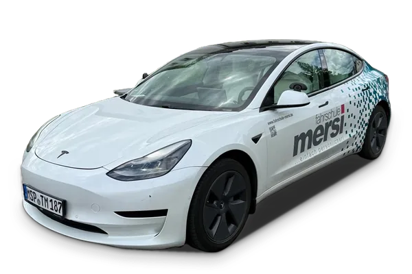 Tesla Model 3 der Fahrschule Mersi